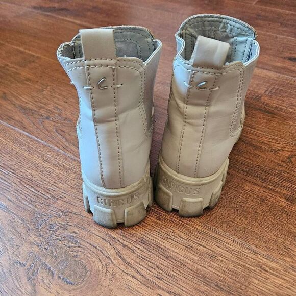 Circus by Sam Edelman Darielle Chelsea Boots with Lug Sole - Picture 4 of 9